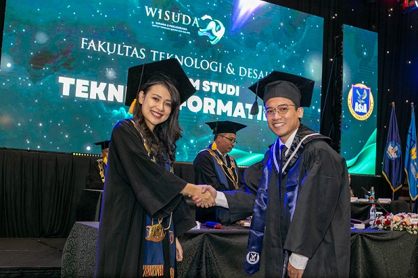 Bersama Rektor ITB Asia, Ibu Risa Santoso, B.A., M,Ed.
